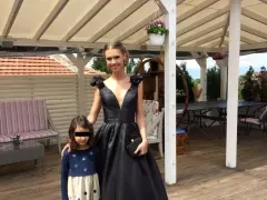 Куини-Алис блесна с визия на бала за няколко хилядарки! (Роклята й шита по поръчка, а чантата й – ултраскъпарска)