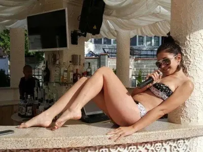 БОМБА! Кандидат-кметица с неприлични пози и фотосесии във Фейсбук (Била е фолк певица, виж кадрите в галерия)