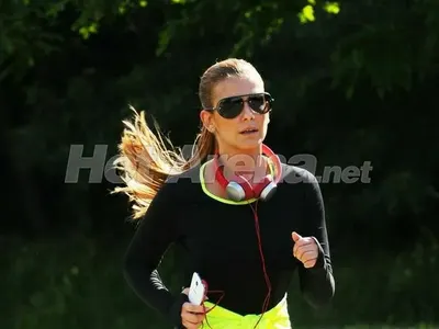 Ексклузивно в HotArena! Анелия влюбена! Спешно сваля 3 кила (Папарашки снимки от Южния парк)