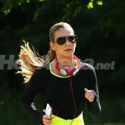 Ексклузивно в HotArena! Анелия влюбена! Спешно сваля 3 кила (Папарашки снимки от Южния парк)