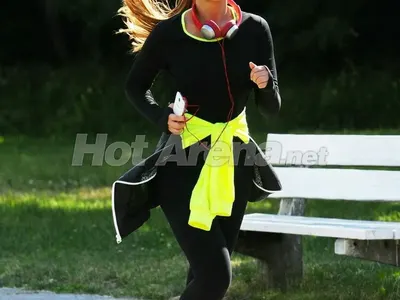 Ексклузивно в HotArena! Анелия влюбена! Спешно сваля 3 кила (Папарашки снимки от Южния парк)