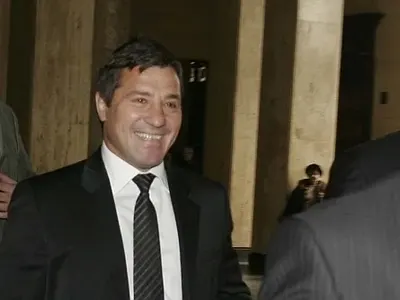 Маджо се оттегля! (Племенницата Миряна поема бизнеса на боса, чичо Венци аут от „Славия“)