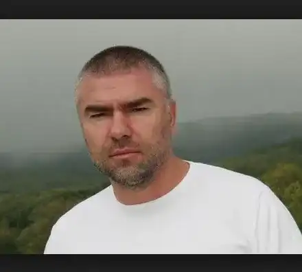 Палавник! Марешки живее с 2 жени (+Олигархът се закани: Искат да ми вземат бизнеса, ама няма да стане!)