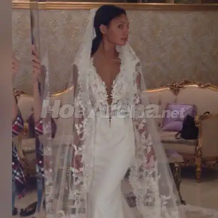 ПЪРВО в HotArena! Ето я булчинската рокля на Есмер! (ЕКСКЛУЗИВНО ФОТО + Ще се сбъдне ли злата поличба )