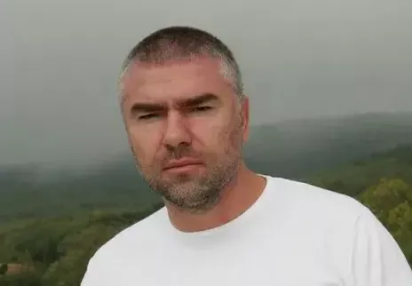 Палавник! Марешки живее с 2 жени (+Олигархът се закани: Искат да ми вземат бизнеса, ама няма да стане!)