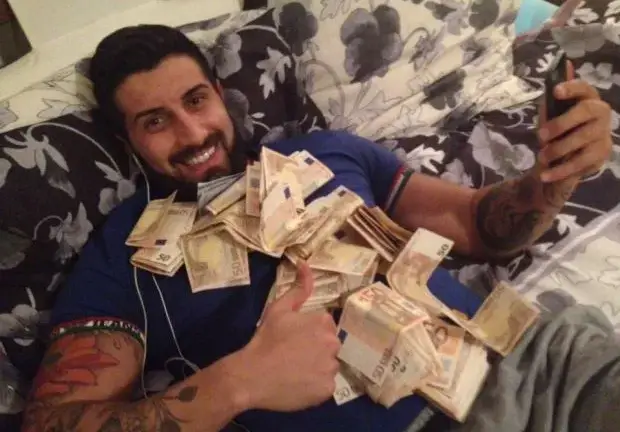 ИНКОГНИТО! Бившият на Азис излезе от затвора! Денислав Дюнера се пече в Слънчев бряг