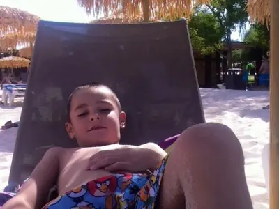 Жени заряза сина си да обикаля с Кела! Остави го цяло лято при Тачо! Вижте как Манов се грижи за детето – СНИМКИ