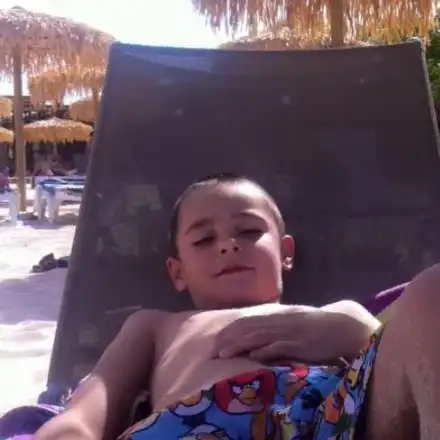 Жени заряза сина си да обикаля с Кела! Остави го цяло лято при Тачо! Вижте как Манов се грижи за детето – СНИМКИ