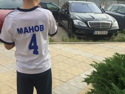 Жени заряза сина си да обикаля с Кела! Остави го цяло лято при Тачо! Вижте как Манов се грижи за детето – СНИМКИ