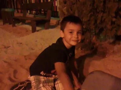 Жени заряза сина си да обикаля с Кела! Остави го цяло лято при Тачо! Вижте как Манов се грижи за детето – СНИМКИ