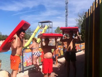 Жени заряза сина си да обикаля с Кела! Остави го цяло лято при Тачо! Вижте как Манов се грижи за детето – СНИМКИ