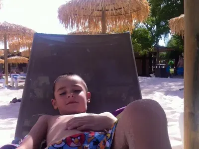 Жени заряза сина си да обикаля с Кела! Остави го цяло лято при Тачо! Вижте как Манов се грижи за детето – СНИМКИ