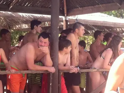 Жени заряза сина си да обикаля с Кела! Остави го цяло лято при Тачо! Вижте как Манов се грижи за детето – СНИМКИ