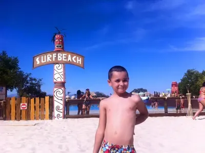 Жени заряза сина си да обикаля с Кела! Остави го цяло лято при Тачо! Вижте как Манов се грижи за детето – СНИМКИ