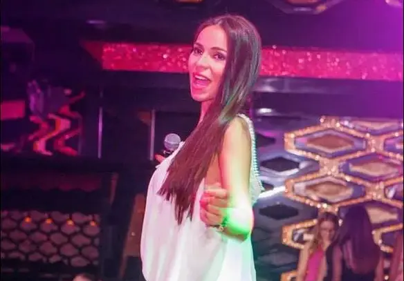 Лъсна тайната й! Алисия пие вода с колаген за вечна младост