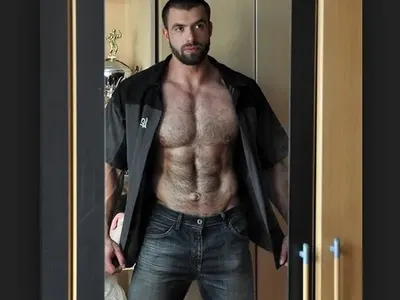 Скандално! Културист с обратни наклонности влиза в „Биг Брадър” (Подробности)