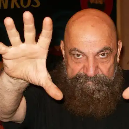 Астор съди Слави! Аз съм единствен и никой не може да се гаври с мен, отсякъл фокусникът