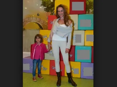 Безразсъдно! Детето на Радост Драганова чете в пресата за компроматните войни на мама и тати (Ето какво сподели водещата)