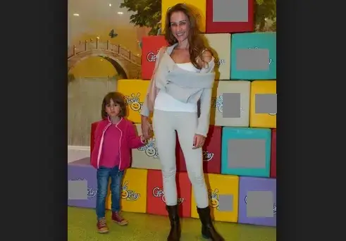 Безразсъдно! Детето на Радост Драганова чете в пресата за компроматните войни на мама и тати (Ето какво сподели водещата)