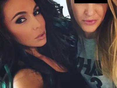 Черно, отровно зелено и пее- що е то? Алисия теши любовна мъка с нов стил фризура (ФОТО)