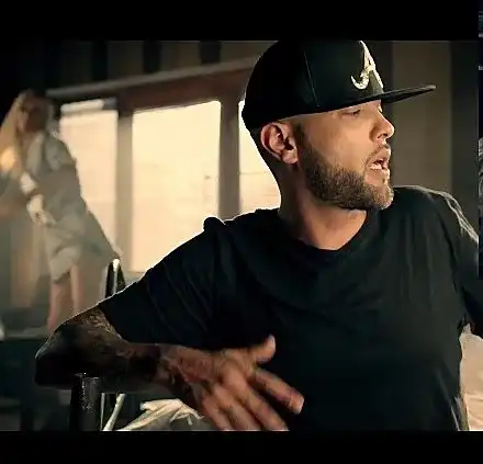 Dee избухна с ново парче, чието видео се превърна в най-бруталното за 2015! (Скандалните кадри виж ТУК)