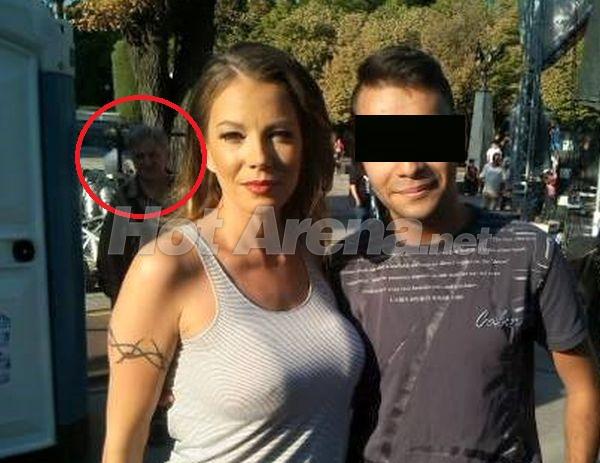 Емилия отърка зърна у фен, забрави си сутиена! Шашка баба очевидка! (ФОТО)