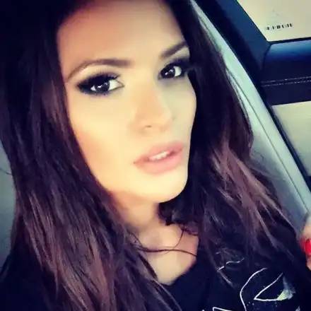 На пъпа ни излезе! Преслава досажда с любимата си поза (Вижте коя е + Защо го прави)