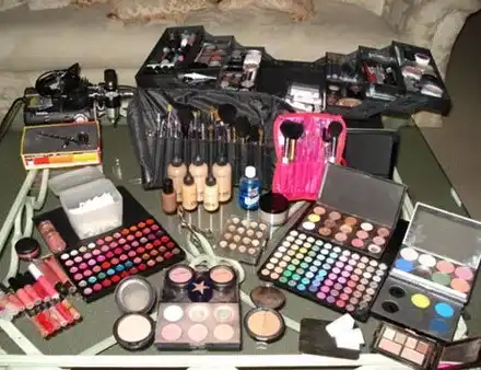 Потрес! Лакът за нокти води до рак, сенките за очи – до менингит, а червилата – с отрова! (Подробности)