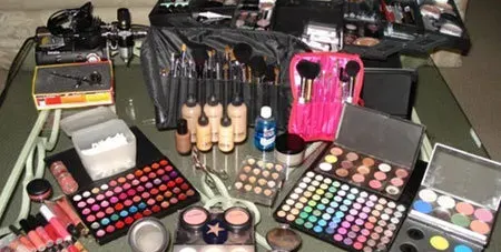 Потрес! Лакът за нокти води до рак, сенките за очи – до менингит, а червилата – с отрова! (Подробности)