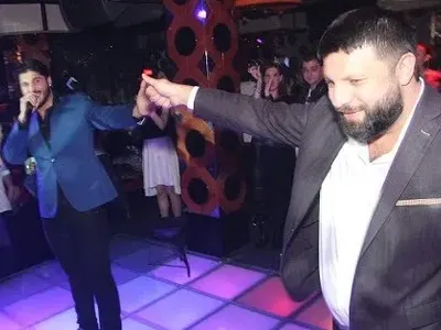 Тони Стораро ступан от люлинския бабаит, задето свалял жена му! (Заплашват, че и Фики ще го отнесе, движи вече само с охрана)