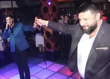 Тони Стораро ступан от люлинския бабаит, задето свалял жена му! (Заплашват, че и Фики ще го отнесе, движи вече само с охрана)