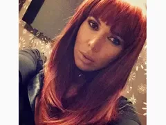 Алисия: Аз съм огън жена! Пламъци обхванали косата и душата й + защо се харесва в червено