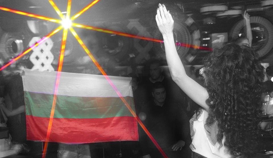 Мария се изгаври с родното знаме (+Невъзпитано качва краката си върху мебели с обувките)