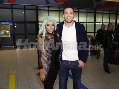 Андреа нацелува Кобрата след победата му срещу Ариас! Вижте ексклузивни снимки от посрещането