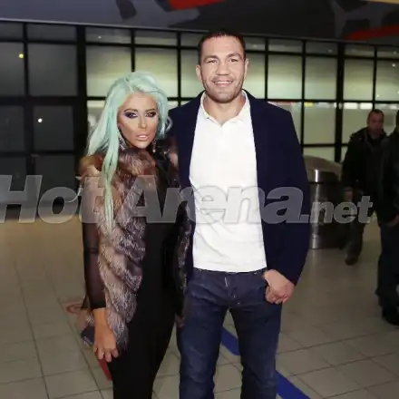 Андреа нацелува Кобрата след победата му срещу Ариас! Вижте ексклузивни снимки от посрещането