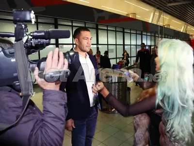 Андреа нацелува Кобрата след победата му срещу Ариас! Вижте ексклузивни снимки от посрещането