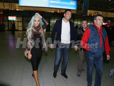 Андреа нацелува Кобрата след победата му срещу Ариас! Вижте ексклузивни снимки от посрещането