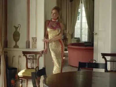 Бабата на поп фолка с това тяло ли?! Малина по-скоро е сериозна конкуренция на младите си колежки (Ето я по прашки на 48г.)