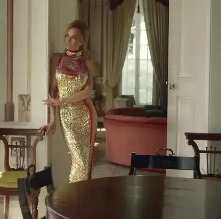 Бабата на поп фолка с това тяло ли?! Малина по-скоро е сериозна конкуренция на младите си колежки (Ето я по прашки на 48г.)