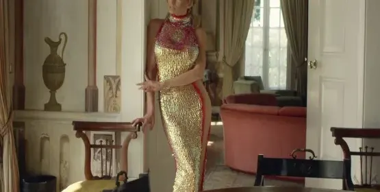 Бабата на поп фолка с това тяло ли?! Малина по-скоро е сериозна конкуренция на младите си колежки (Ето я по прашки на 48г.)