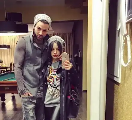 Благо Джизъса и Есмер с първи рисуван семеен портрет! (Виж дома им, окичиха го със свои фотографии)