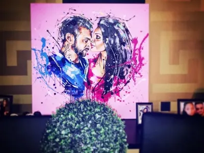 Благо Джизъса и Есмер с първи рисуван семеен портрет! (Виж дома им, окичиха го със свои фотографии)