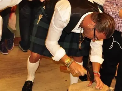 Д-р Ангел Енчев изтрещя! Цъфна с пола и БЕЗ гащи!