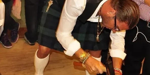 Д-р Ангел Енчев изтрещя! Цъфна с пола и БЕЗ гащи!