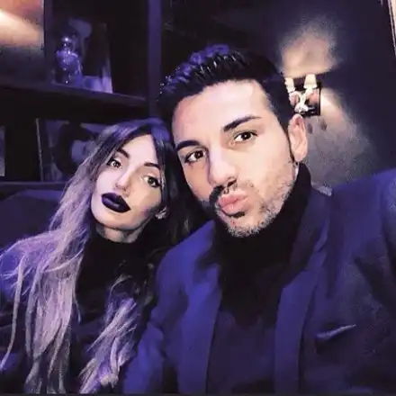 Да не би да е Хелоуин? Есмер съвсем се окепази! Прилича на... (вие кажете)