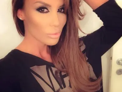 Две пластични операции донесоха на Моника две предложения за брак (Преди корекциите била с микромастия, никой не я забелязвал)