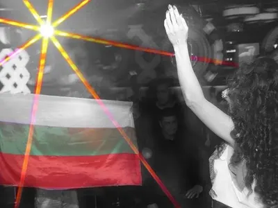 Мария се изгаври с родното знаме (+Невъзпитано качва краката си върху мебели с обувките)