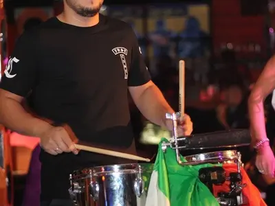 Мария се изгаври с родното знаме (+Невъзпитано качва краката си върху мебели с обувките)