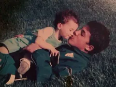 Ники Михайлов с носталгия по сестричката си - пусна нейно фото като бебе! А дали не мечтае за свое?