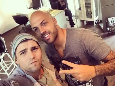 Ники оформи веждите и е готов за нови партита в нощна София!